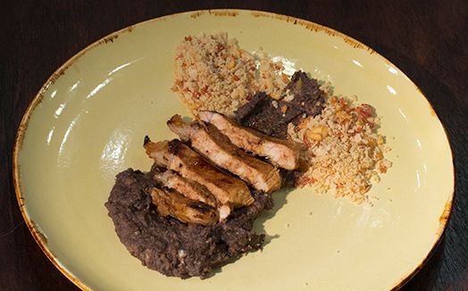 Tutu de feijão, bisteca e farofa com cebola e bacon | Band Receitas
