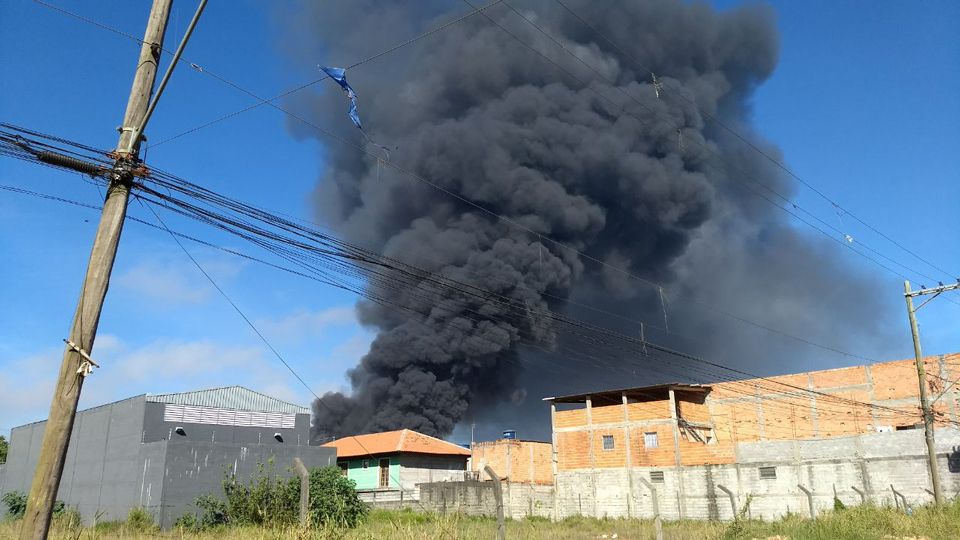 Incêndio atinge fábrica de solventes em Guarulhos - Notícias - Cidades ...