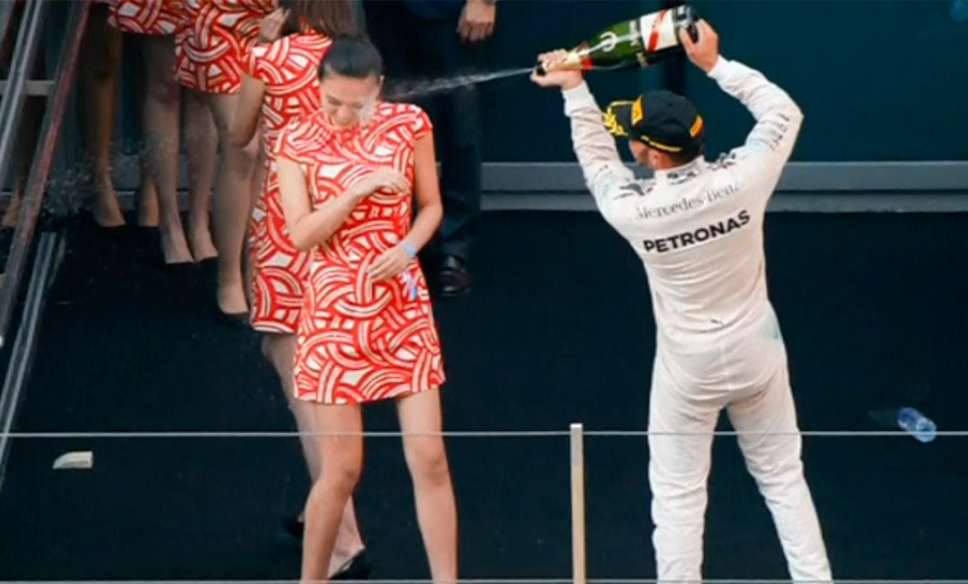 Hamilton causou polêmica em comemoração com grid girl Reuters