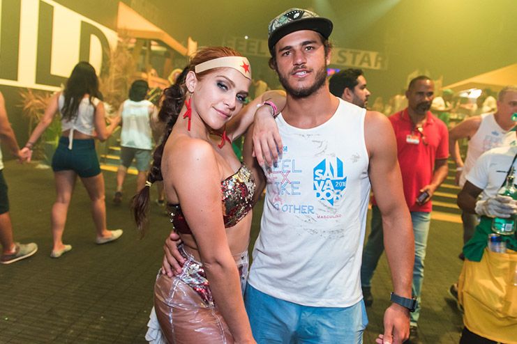  Isabella Santoni ao lado do namorado, o surfista Caio Vaz