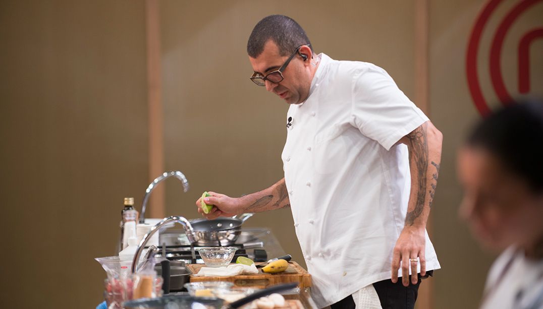 Jefferson Rueda cozinhou ao lado dos participantes do MasterChef Brasil