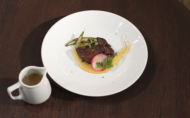 Frango ao Caldo de Carne com Quiabo, Creme de Milho e Picles | Band Receitas
