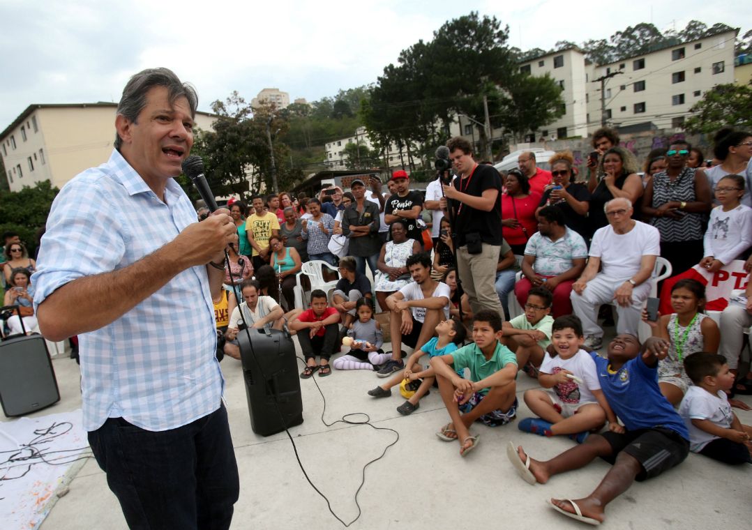 Petista durante evento de campanha na Cohab Raposo Tavares, em SP Amanda Perobelli/Reuters