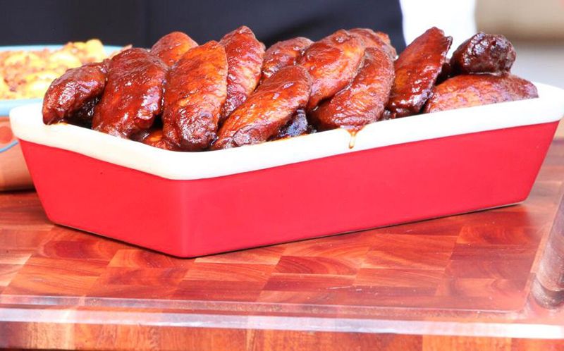 Asinhas defumadas com molho barbecue | Band Receitas