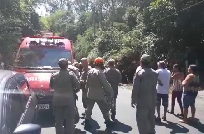 Bombeiros durante o resgate Reprodução | Vídeo Marcus Sadok