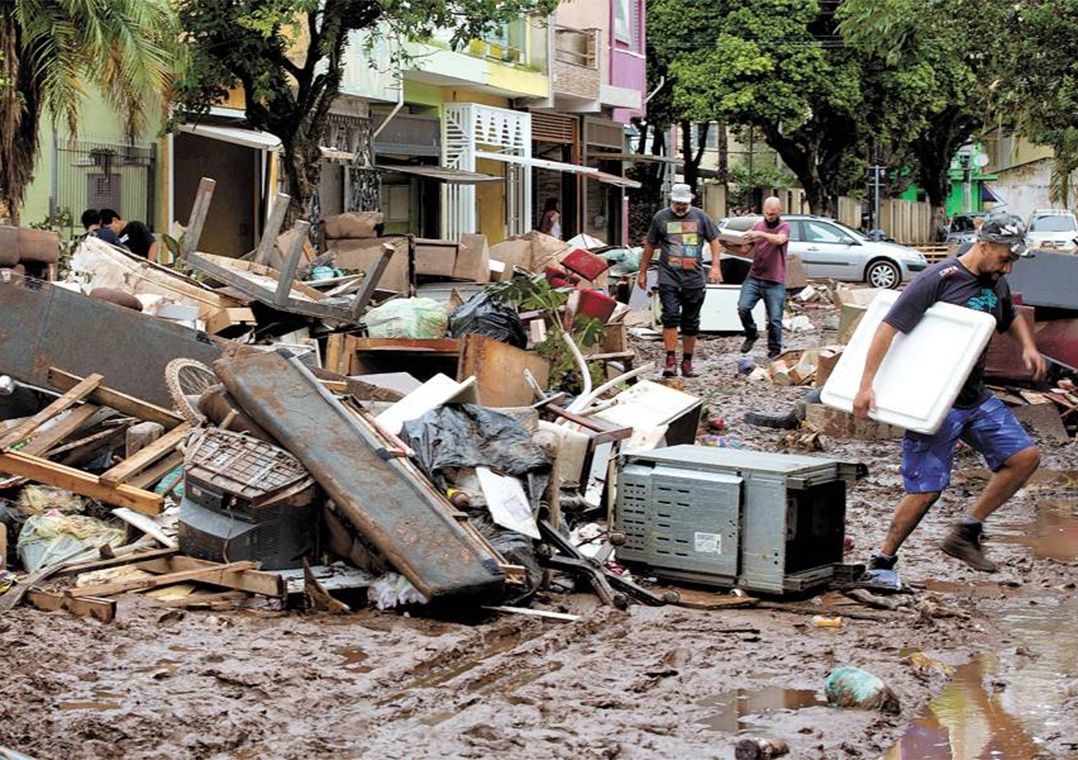 Resultado de imagem para Enchente em São Paulo cadas inundadas moradores perderam tudo