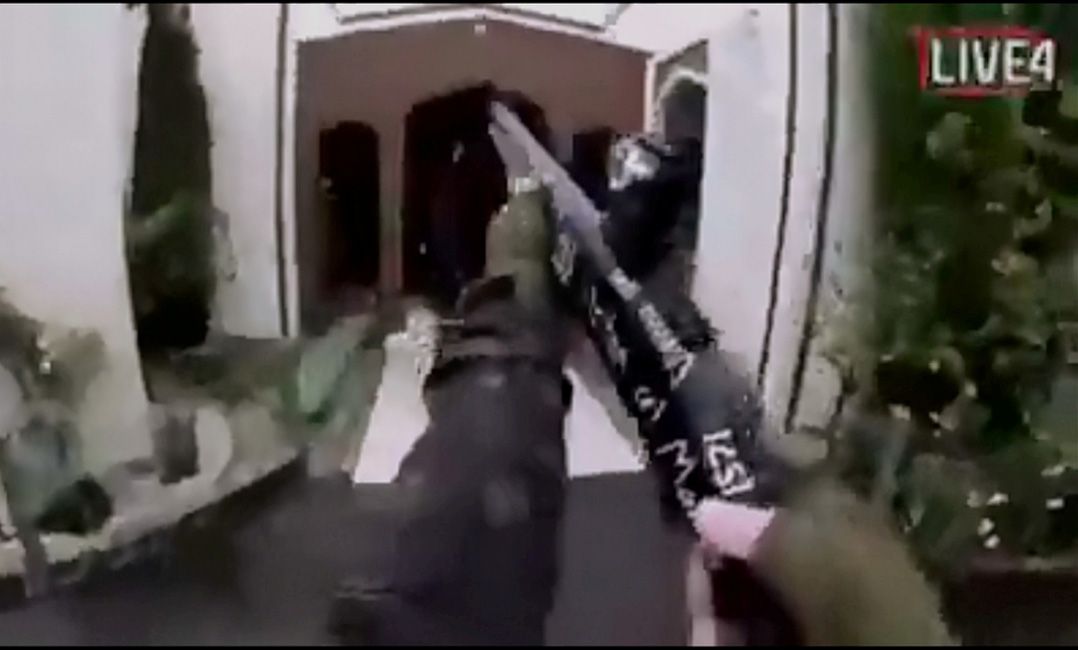 Imagem congelada de vÃ­deo divulgado nas redes sociais, aparentemente gravado por atirador e transmitido ao vivo durante ataque a mesquita de Christchu