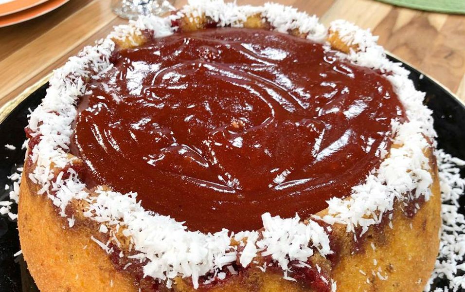 Bolo de Fubá com Goiabada | Band Receitas