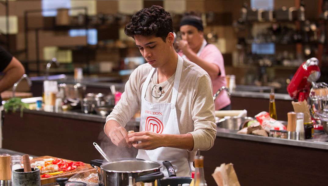 Helton Oliveira preparou uma moqueca de bacalhau para os jurados Carlos Reinis/Band