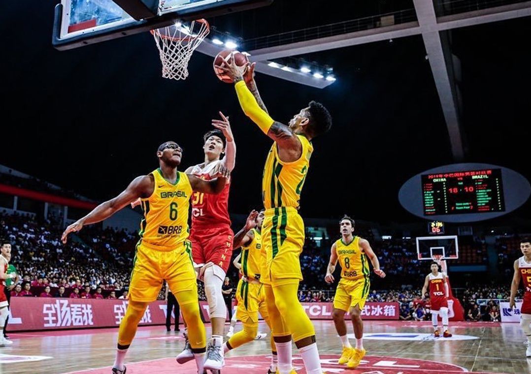 Brasil bate os EUA no basquete e vai à final em Chengdu