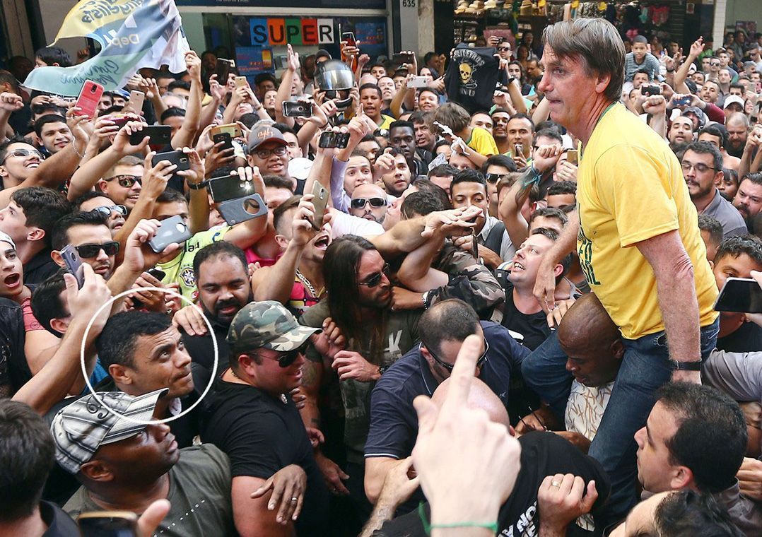 Bolsonaro foi esfaqueado por Adélio Bispo (no detalhe) durante ato político no Parque Halfeld de Juiz de Fora, em Minas Gerais