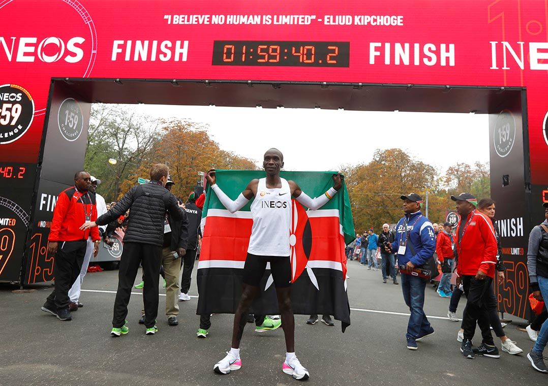 Eliud Kipchoge se torna primeiro atleta a correr uma maratona em menos de 2 horas