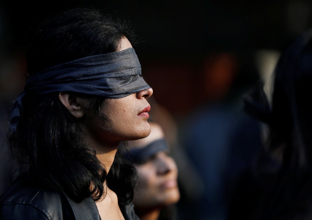 Manifestantes de olhos vendados participam de protesto em solidariedade a vítimas de estupro