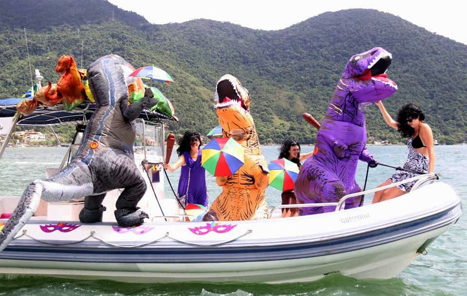 Barcos disputam prêmios de R$ 3 mil em Carnaval no mar de São Sebastião