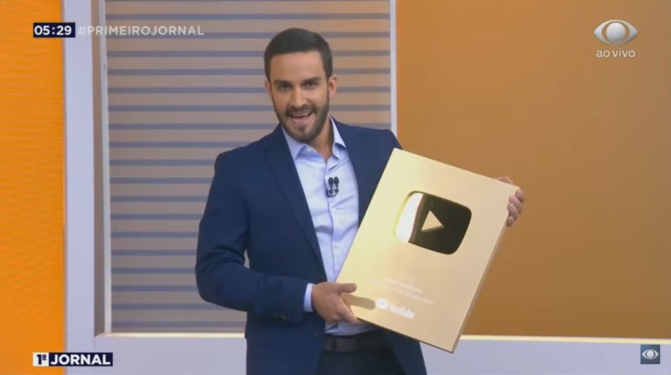 João Paulo Vergueiro mostra a placa que representa 1 milhão de inscritos no YouTube Reprodução/Band