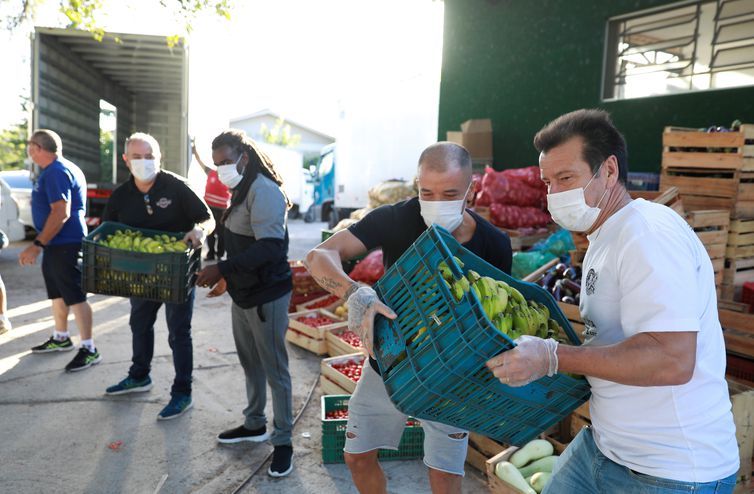 Ídolos do Inter doam 10 toneladas de alimentos em Porto Alegre