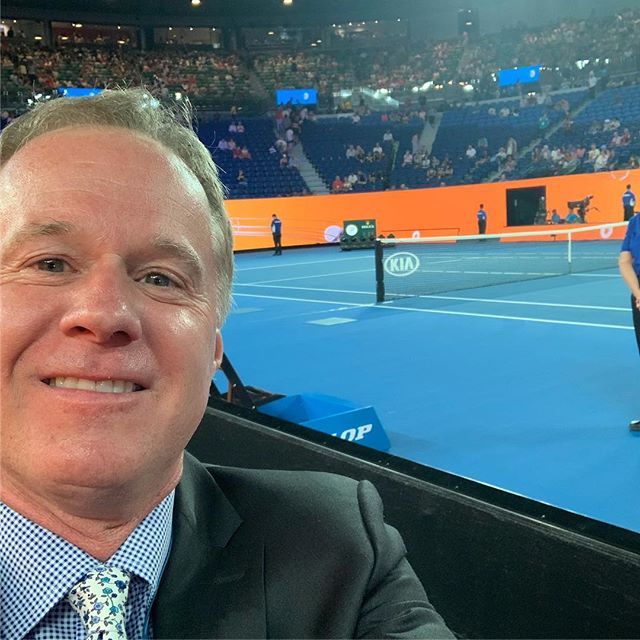 Patrick McEnroe na Rod Laver Arena Reprodução/Instagram