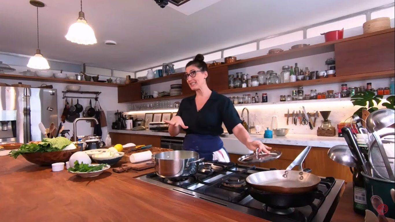 Cozinha de Paola Carosella é ampla e superfuncional; veja detalhes 