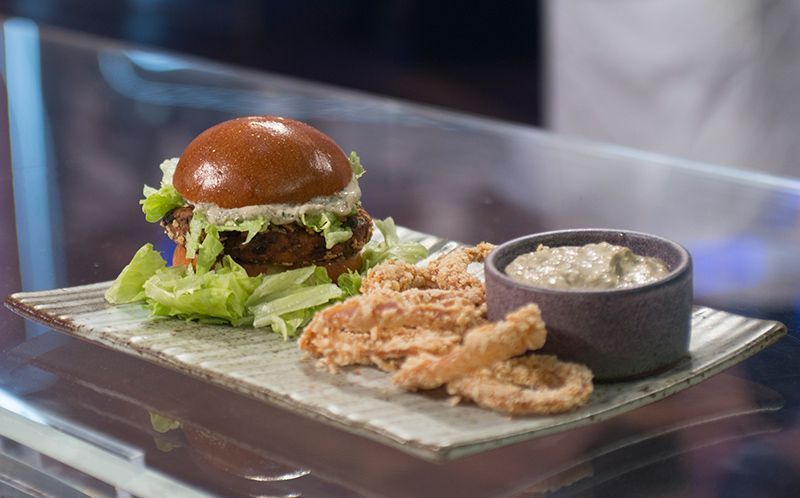 Hambúrguer de falafel com maionese de hortelã e anéis de cebola