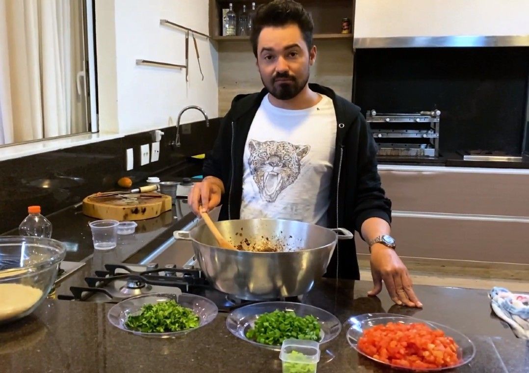 Fernando Zor ensina receita de galinhada Reprodução/MasterChef