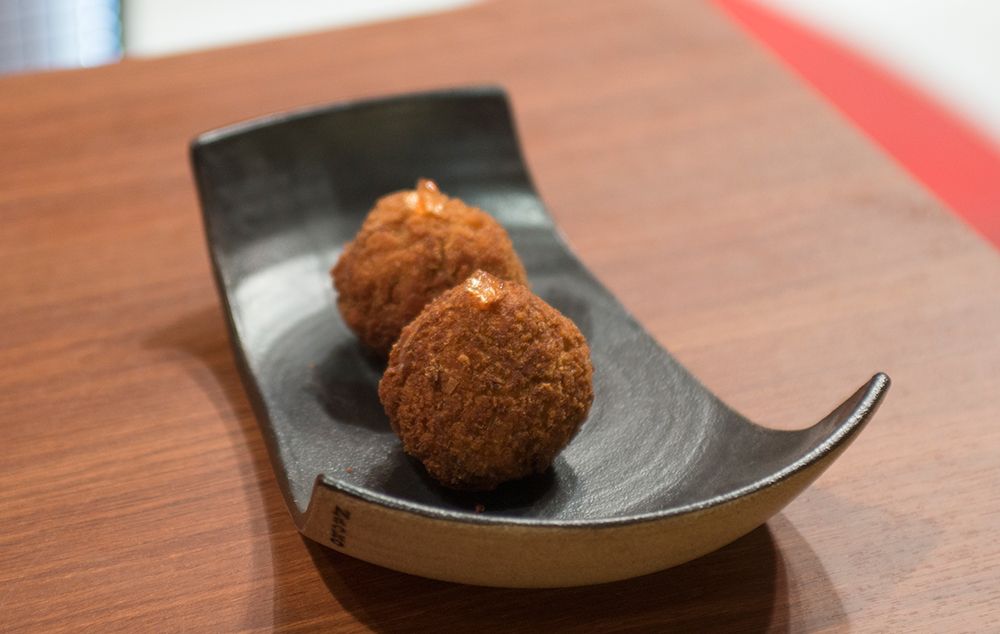 Croquete de carne louca com geleia de pimenta