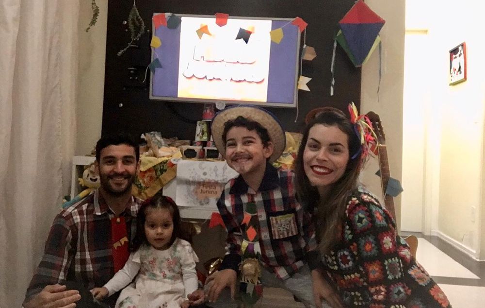 Mayara Barbosa fez uma festa junina no apartamento para a família