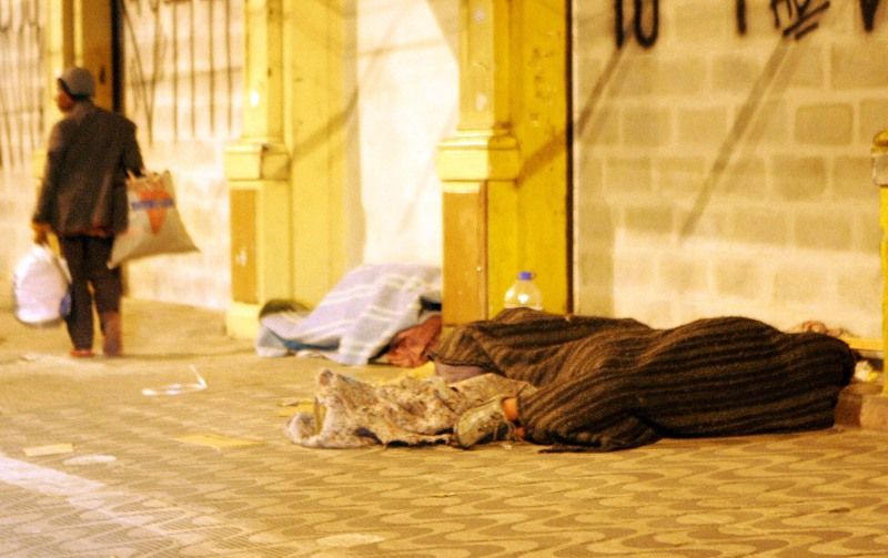 Moradores de rua dormem durante noite em que os termômetros de SP registram temperaturas abaixo dos 10 graus