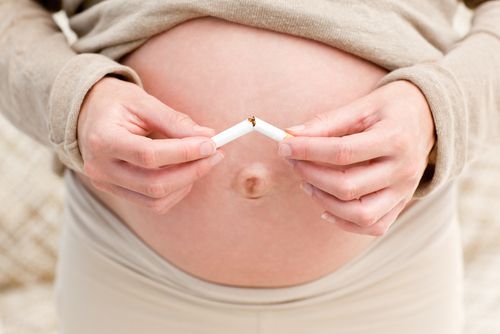 A nicotina passa pela placenta, criando placas que dificultam a troca de nutrientes entre a mãe e o filho