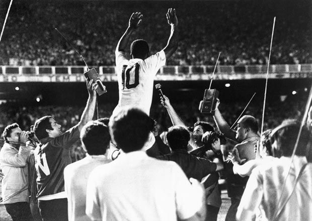 Pelé comemora milésimo gol cercado pela imprensa: Rei faz 80 anos nesta sexta, 23