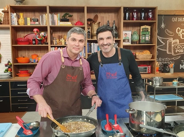 Edu Guedes cozinha risoto com Joel Datena: saiba fazer
