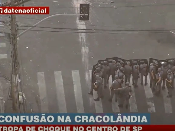 Alguns usuários atiraram fogos de artifício contra parte dos militares Brasil Urgente