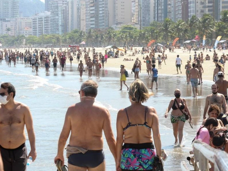 Banhistas lotam praia em Santos no último 30 de agosto Fernanda Luz/Agif/Folhapress