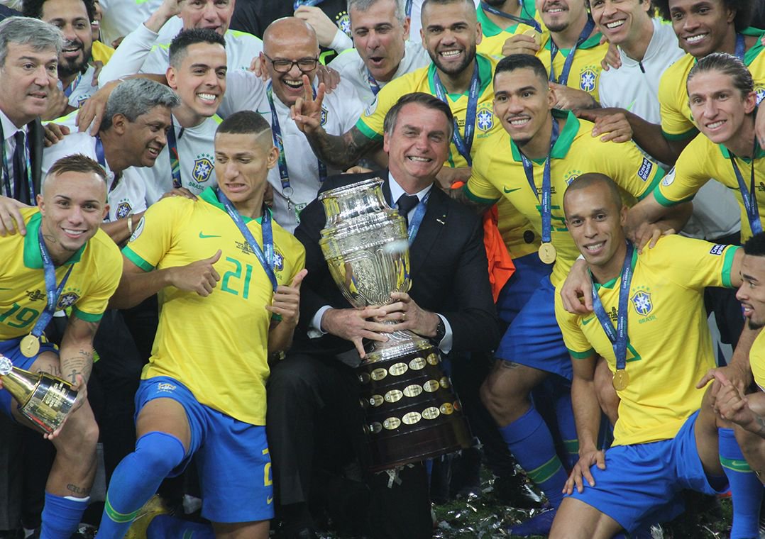 Jair Bolsonaro participa da premiação do Brasil na conquista da Copa America