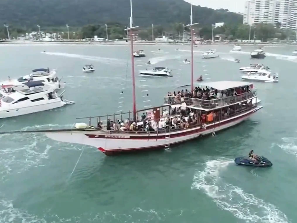 Marinha acaba com festa clandestina em alto mar no Guarujá Reprodução/TV Band