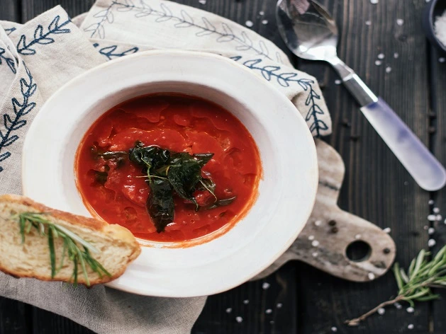 Gaspacho: aprenda a fazer a sopa gelada de tomate