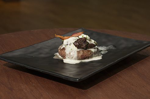 Hambúrguer com bacon crocante, creme azedo e shitake | Band Receitas