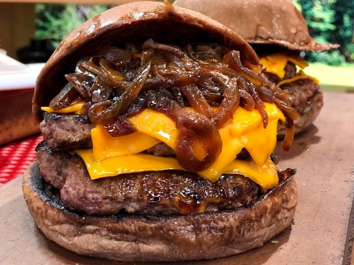 Esse hambúrguer do chef Dalton Rangel leva bacon, cheddar e muita cebola Reprodução